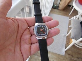 krasne nove nenosene funkcni hodinky prim rok 1977 funkcni - 8