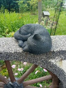 Zahradní dekorace- Spící kočka černá - 8