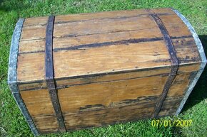 Stará dřevěná truhla - 8