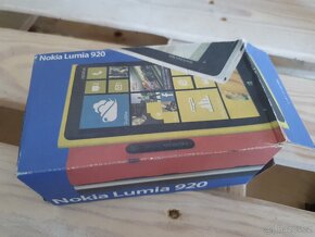 Pro sběratele Nokia Lumia 920, horší nabíjecí port. - 8