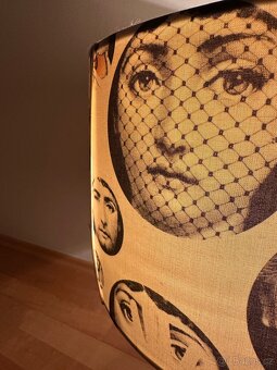 Dřevěná stolní lampa lampička á la Fornasetti design - 8