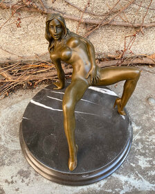 Erotická bronzová socha - Nahá žena striptérka 1 - 8
