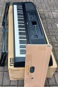 Prodám - Yamaha DGX 670 B Digitální stage piano - 8