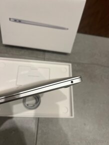 Apple MacBook Air 13.3" M1, 8GB RAM, 256GB SSD, stříbrný - 8