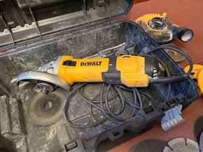 DeWalt DWE4257KT Úhlová bruska bezuhlíková S regulacÍ otáček - 8