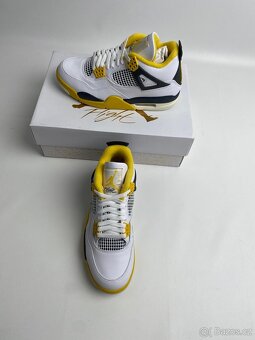 Air Jordan 4 Retro Vivid Sulfur (W) - 41 - 8