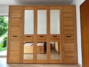 Dřevěná moderní ložnice v perfektním stavu - 9
