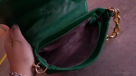 Nová zelená menší kabelka na řetězu - 9