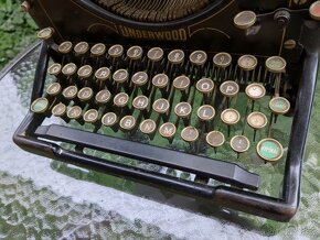 Historický psací stroj značky Underwood - 9