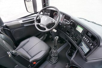 Scania G400 8x4 - třístranný sklápěč s hydraulickou rukou - 9