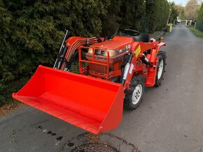 Japonský malotraktor Kubota B-40 s nakladačem - 9