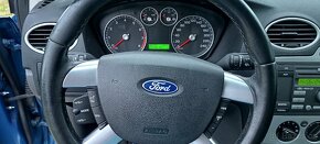 Ford focus 1.6 benzín hatchback - 9