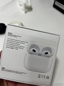 Apple AirPods 2022 s Lightning pouzdrem - 9