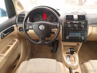 Volkswagen Touran 2.0 TDi,DSG,7míst,Highline,Nová STK, Pěkný - 9