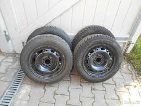 ZIMNÍ PNEU 185/60R14 VZOREK CCA 7MM OBUTÉ NA DISKU ŠKODA FÁB - 9