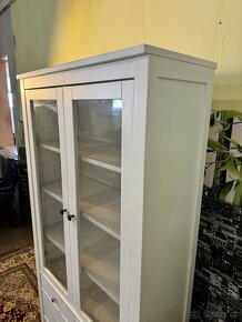 Hezká bílá vitrína IKEA HEMNES bíle mořidlo - 9