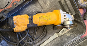 DeWalt DWE4257KT Úhlová bruska bezuhlíková S regulacÍ otáček - 9