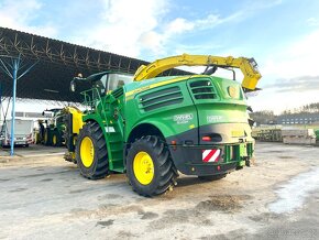 sklízecí řezačka John Deere 8300 - 9