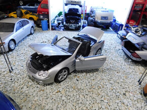 2x model auta Mercedes SL Class cabrio 1:18 Maisto - 9