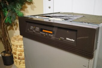 Hnědá vestavná myčka Miele G5650 SCi, tři koše - 9