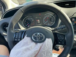 Toyota Yaris 1.5VVTi 82kw, r.2017, klima, 1. majitel - 9
