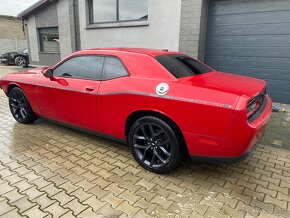 Dodge Challenger 3.6  dovuz USA  startuje a jezdi - 9