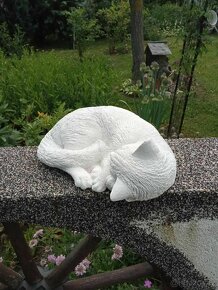 Zahradní dekorace- Spící kočka bílá - 9