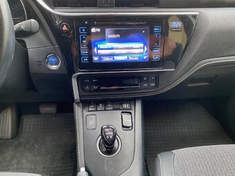 Toyota Auris 1.8i HYBRID, model 2019, naj.85xxx km - 9