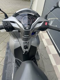 Honda SH300i ABS rok 2017 LED bezklíč start - 9