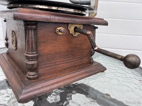 Starožitný gramofon na kliku s mosaznou troubou - 9