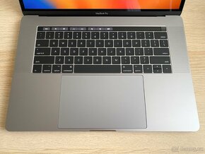 Apple MacBook Pro 15" (2017) - i7 2,80GHz, 16GB, 256GB, R555 - 9