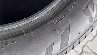 Prodám 2 téměř nové celoroční pneu Bridgestone 215/60/17 - 9