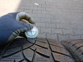 235/50/19 zimní pneu dunlop - 9