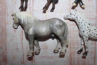 Figurky koní Schleich V - 9