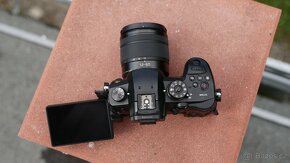 Panasonic Lumix GH5.  + V-LOG - 9