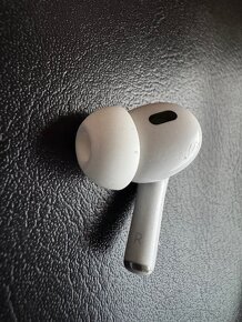 Apple AirPods Pro 2 krabička a pravé sluchátko - 9